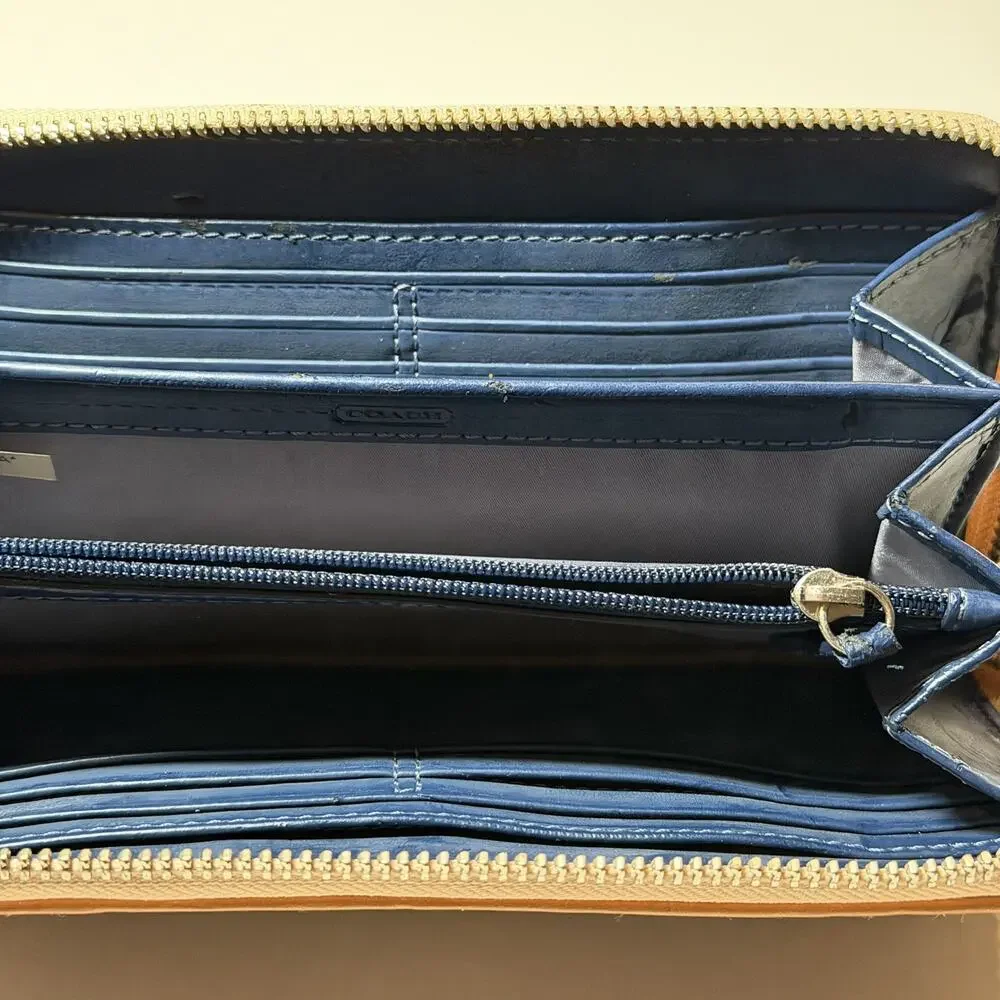 Coach Peyton Signature Wallet Embossed blue Tan Patent Leather Zip 8
